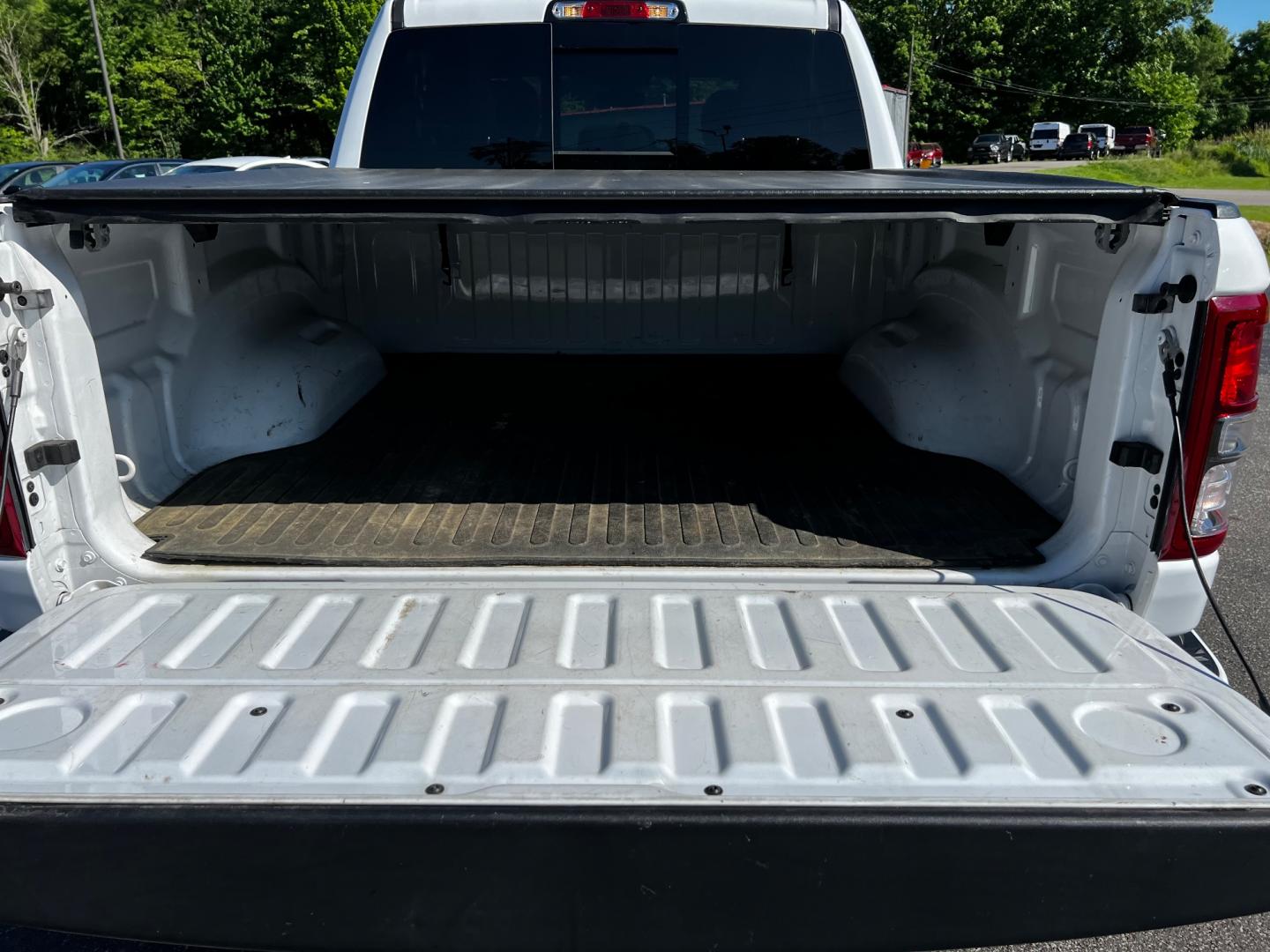 2020 White /Black RAM 1500 Big Horn Crew Cab SWB 4WD (1C6SRFFT9LN) with an 5.7L V8 OHV 16V engine, 8-Speed Automatic transmission, located at 11115 Chardon Rd. , Chardon, OH, 44024, (440) 214-9705, 41.580246, -81.241943 - This 2020 Ram 1500 Big Horn Crew Cab 4WD is powered by a 5.7L HEMI V8 engine with 395 horsepower and 410 lb-ft of torque, mated to an 8-speed automatic transmission and 3.21 gearing. It features a robust towing capacity of 8,190 pounds and a payload capacity of 1,742 pounds. This model includes fron - Photo#12